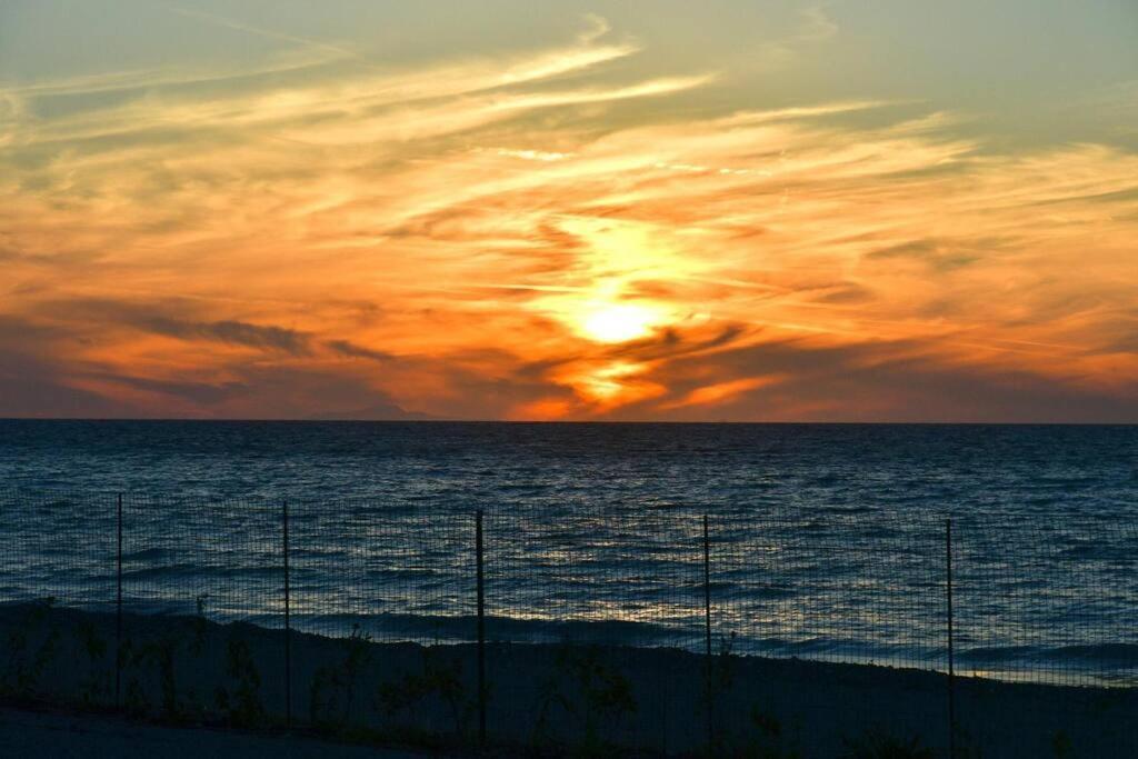 Lambou Beach Sunset Soroni ภายนอก รูปภาพ
