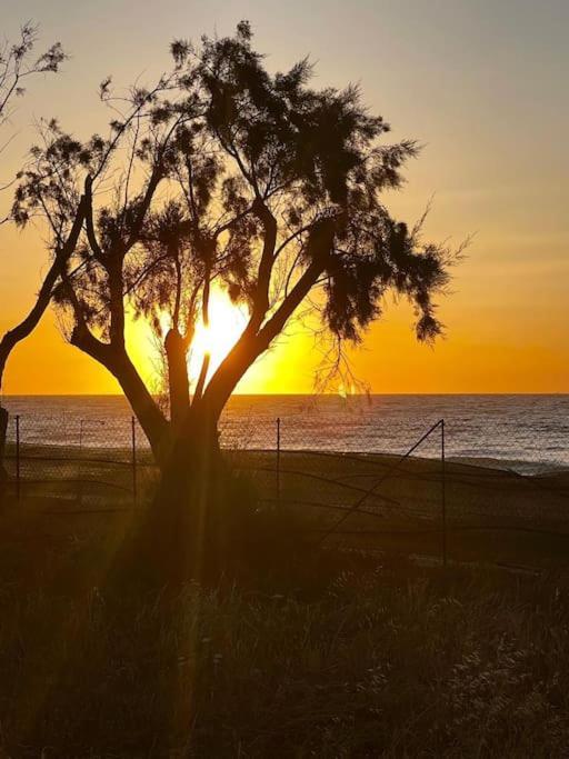 Lambou Beach Sunset Soroni ภายนอก รูปภาพ