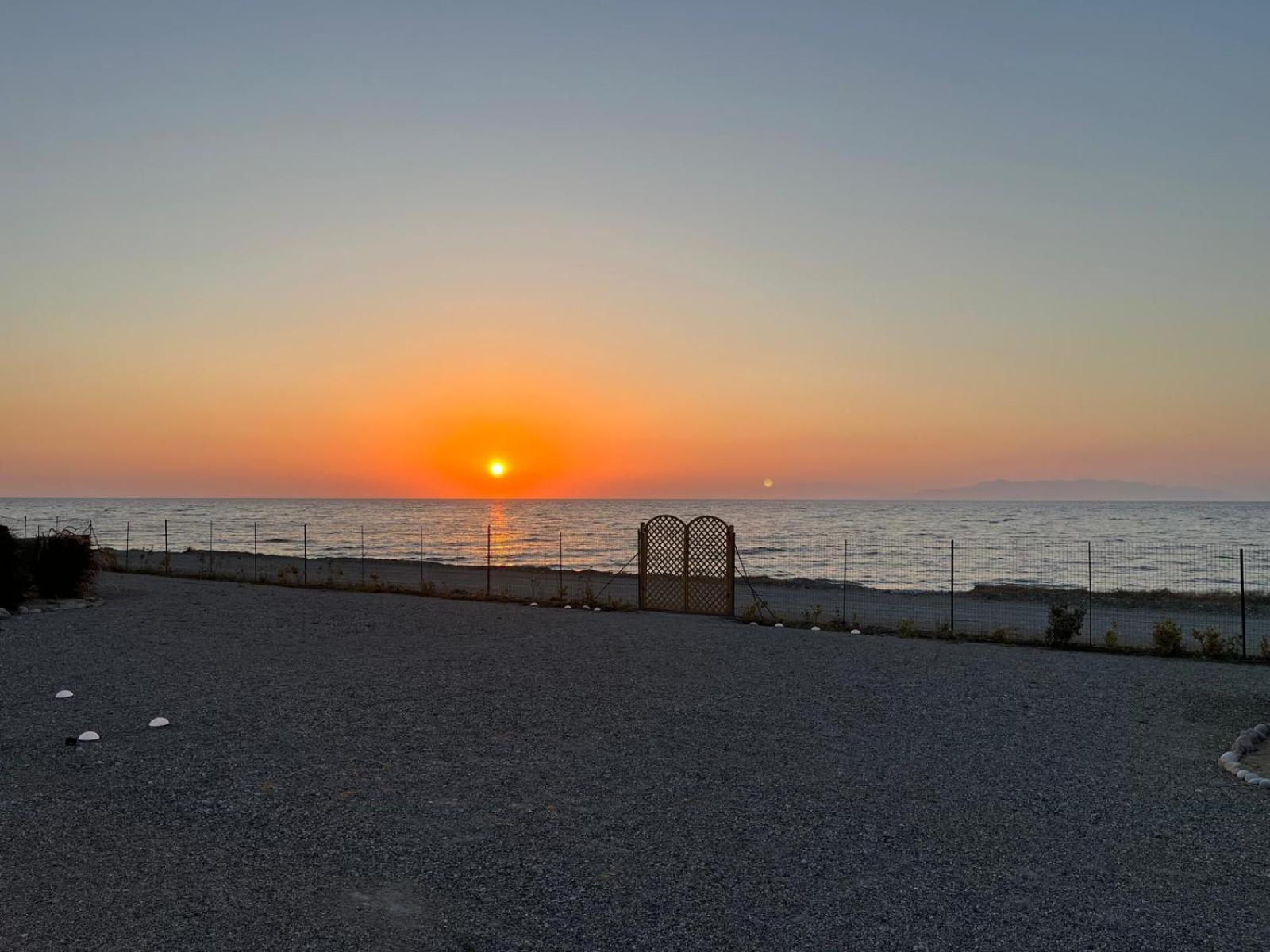 Lambou Beach Sunset Soroni ภายนอก รูปภาพ