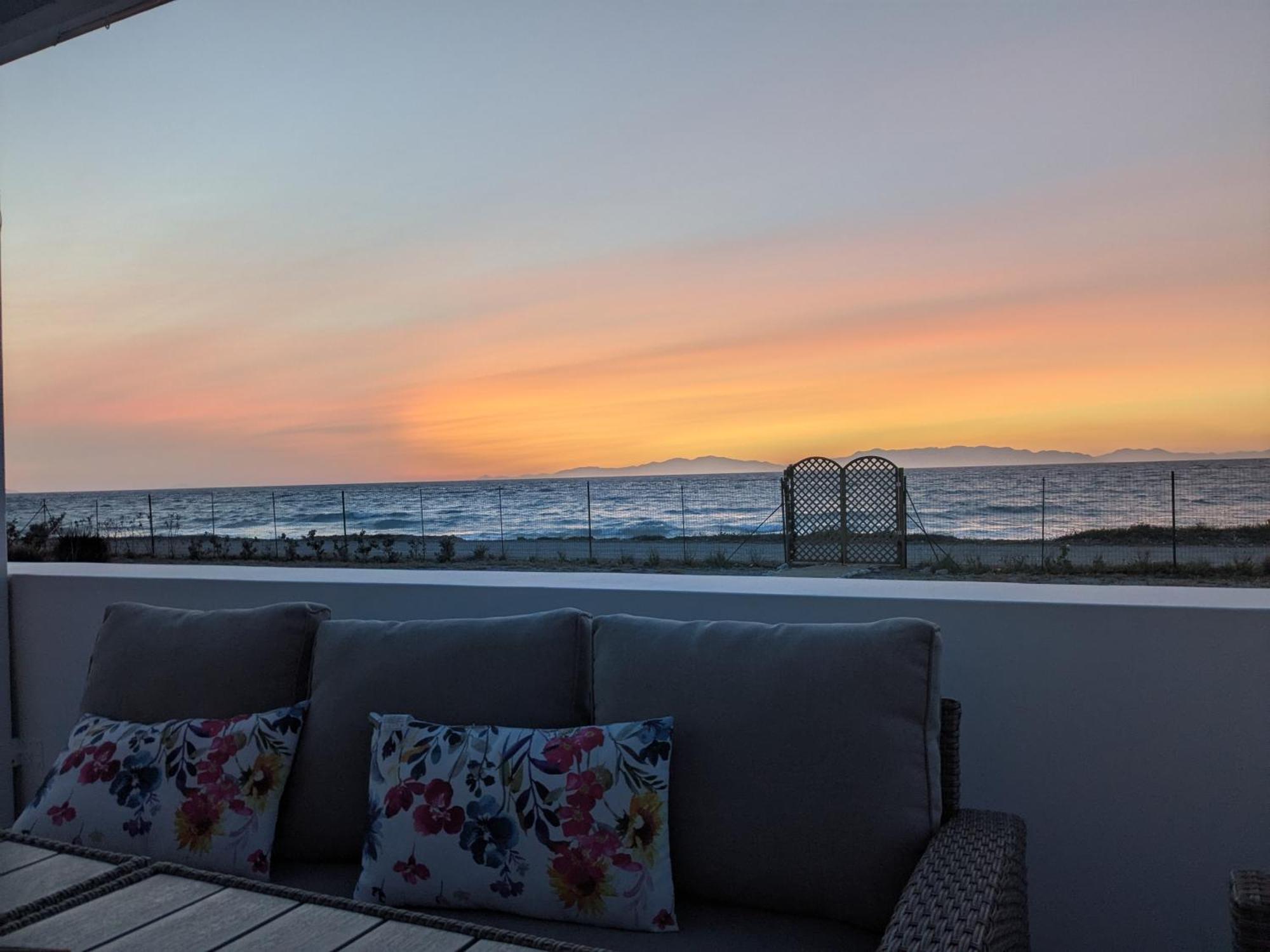 Lambou Beach Sunset Soroni ภายนอก รูปภาพ